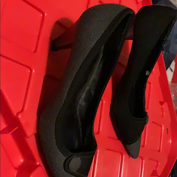 Pointed toe heels - Picture 2 of 3